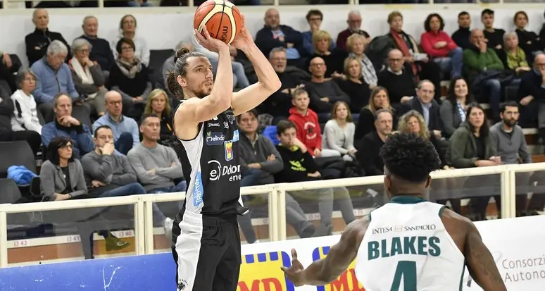 Aquila Basket in campo per la vaccinazione antinfluenzale