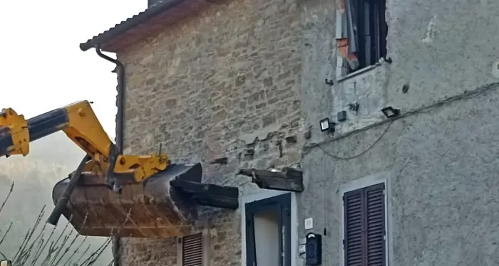 Assalta casa del vicino con la ruspa, il proprietario spara e lo uccide