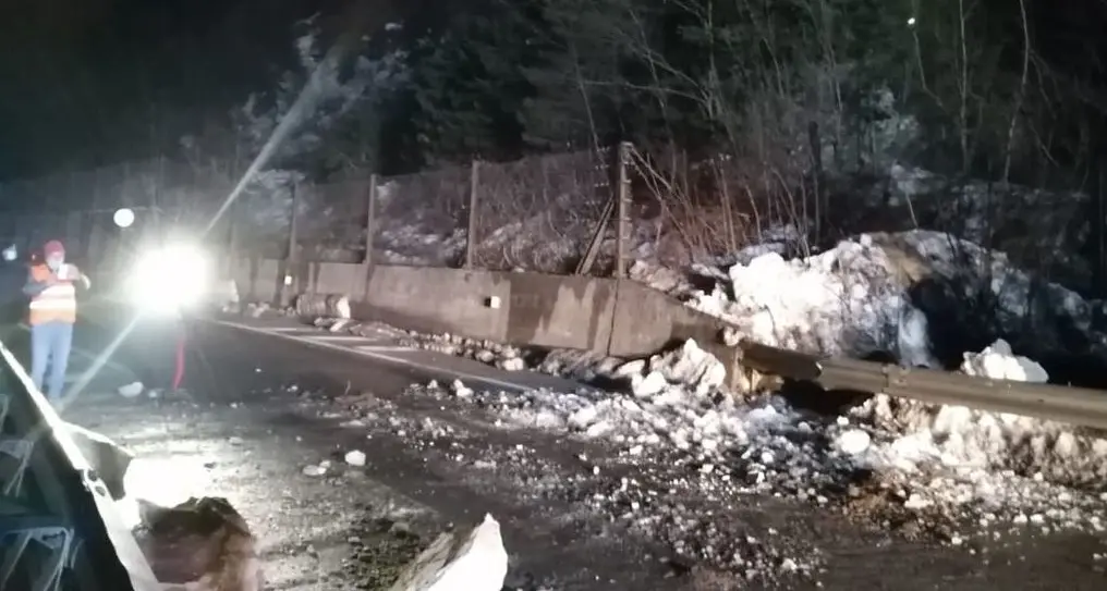 Frana sulla Ss47 nella zona di Grigno, strada chiusa da ieri sera in entrambi i sensi di circolazione
