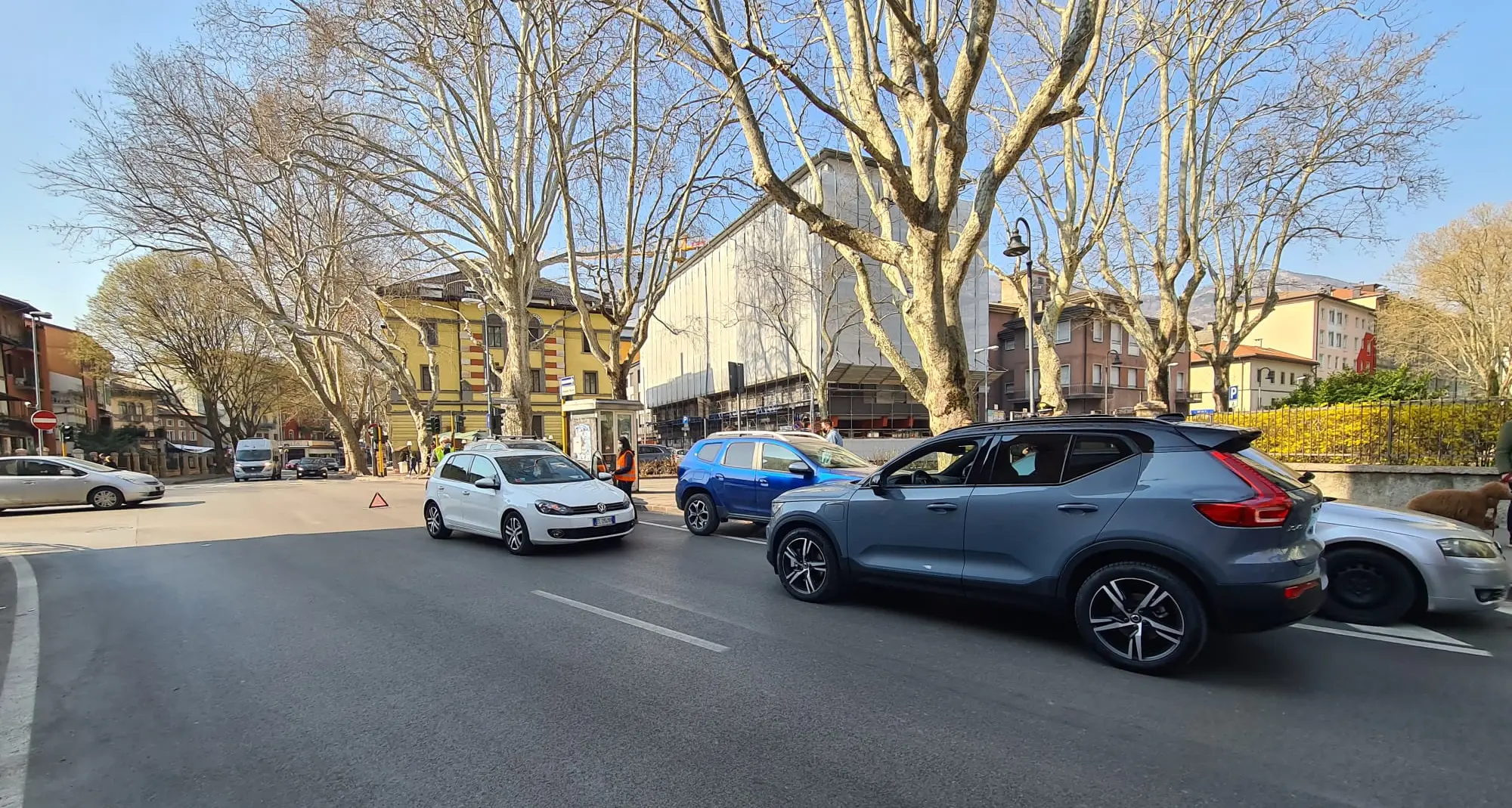 Trento, paura in via Manzoni: auto auto contromano provoca un tamponamento