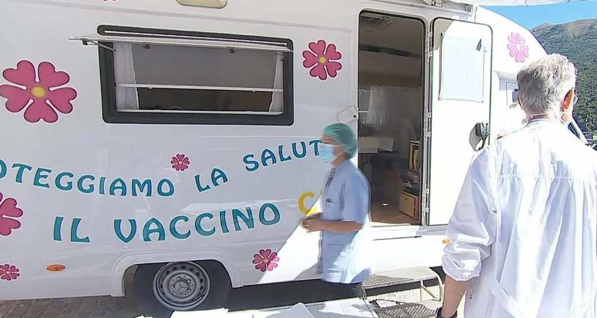“Vax camper”, esordio a Cavedine con 39 dosi. E riparte nelle valli