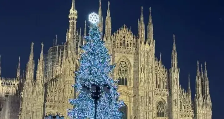 A Milano acceso l'abete di Natale olimpico: «Tra un anno torcia olimpica inizia il suo viaggio»
