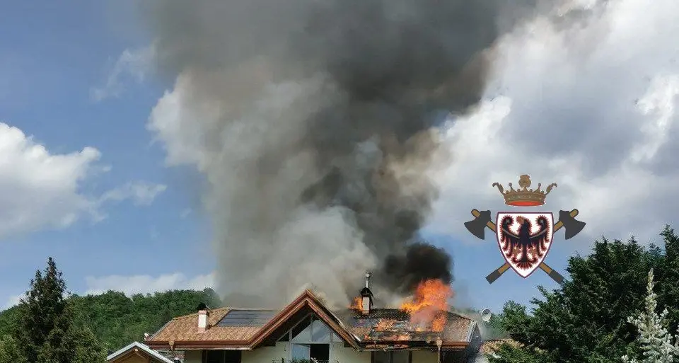 A fuoco il tetto di un casa: danni ingenti a Segno