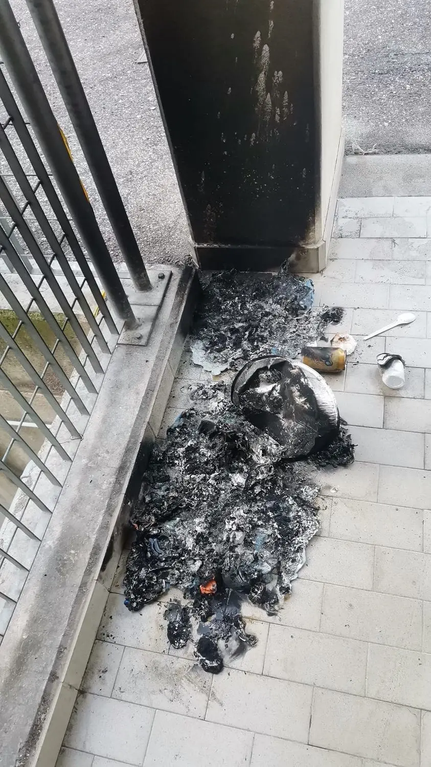 Trento, bruciata l’immondizia davanti al centro islamico: «gesto di odio e exnofobia»