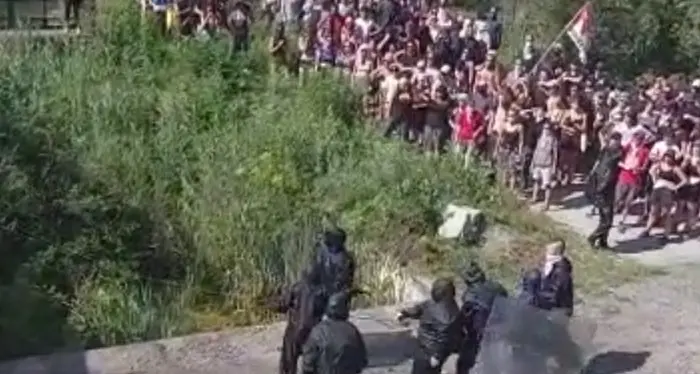Assalto No Tav al cantiere in val di Susa: un centinaio incappucciati