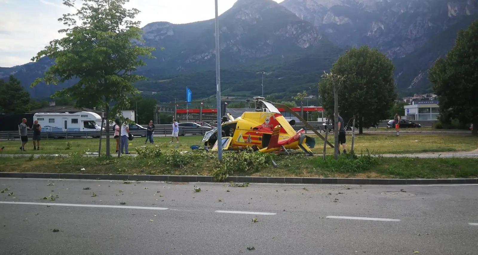 Elicottero precipita al suolo a Trento sud: una persona ferita portata al Santa Chiara