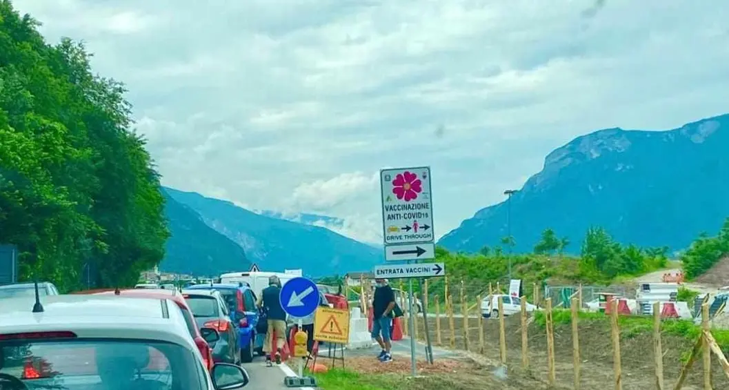 Apre il nuovo centro vaccinale di Trento Sud ed è il caos: lunghe colonne di auto e traffico bloccato. Disagi anche per gli autobus