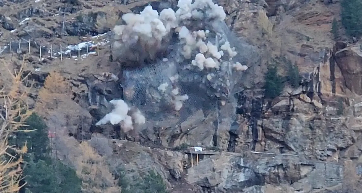 A Peio “esplosi” i mille metri cubi di roccia che incombevano sulla strada di Malgamare\u2028