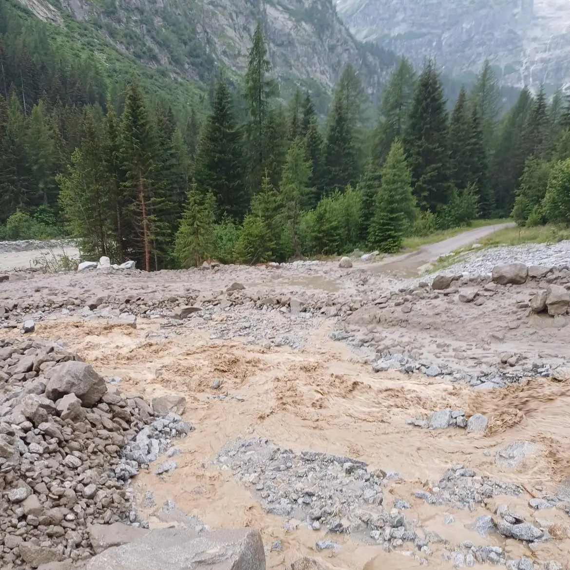 Frana di grandi dimensioni in Val Dosson (Strembo), sul posto anche il Soccorso Alpino