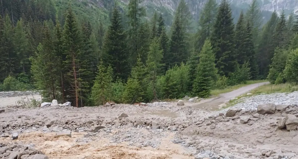Frana di grandi dimensioni in Val Dosson (Strembo), sul posto anche il Soccorso Alpino