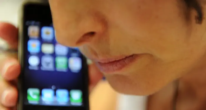 Microfono del cellulare sempre acceso per “rubare” informazioni: verifiche del Garante