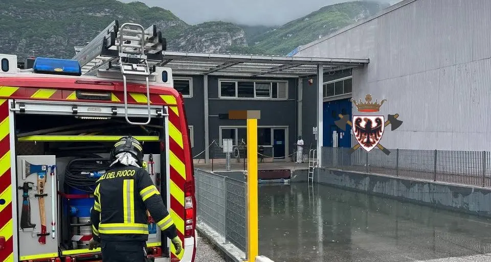 Rampa per lo scarico merci allagata, i vigili del fuoco intervengono con l’idrovora