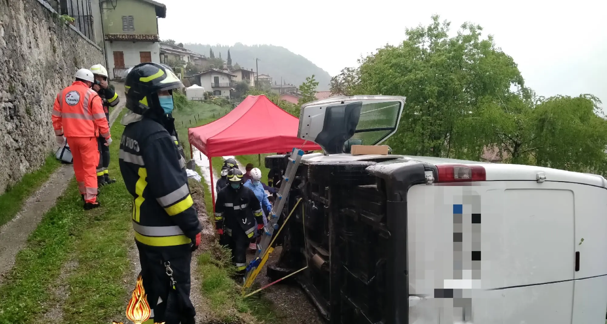 Furgone si rovescia e i pompieri di Riva intervengono fuori provincia
