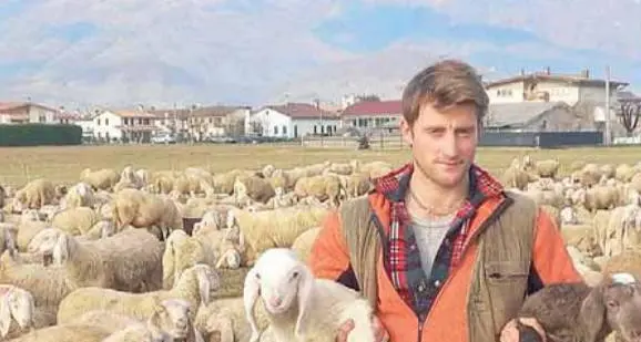 Martino Fedele, pastore di 26 anni: «Io, con le capre anche a Natale»