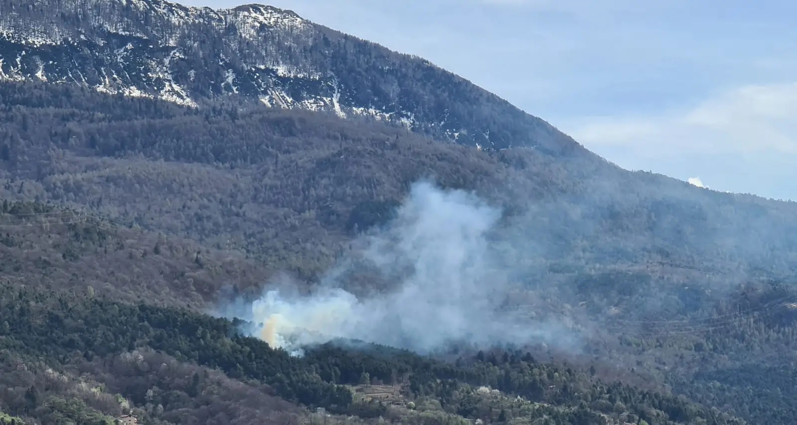 Villazzano, scoppia l’incendio nel bosco in località Grotta