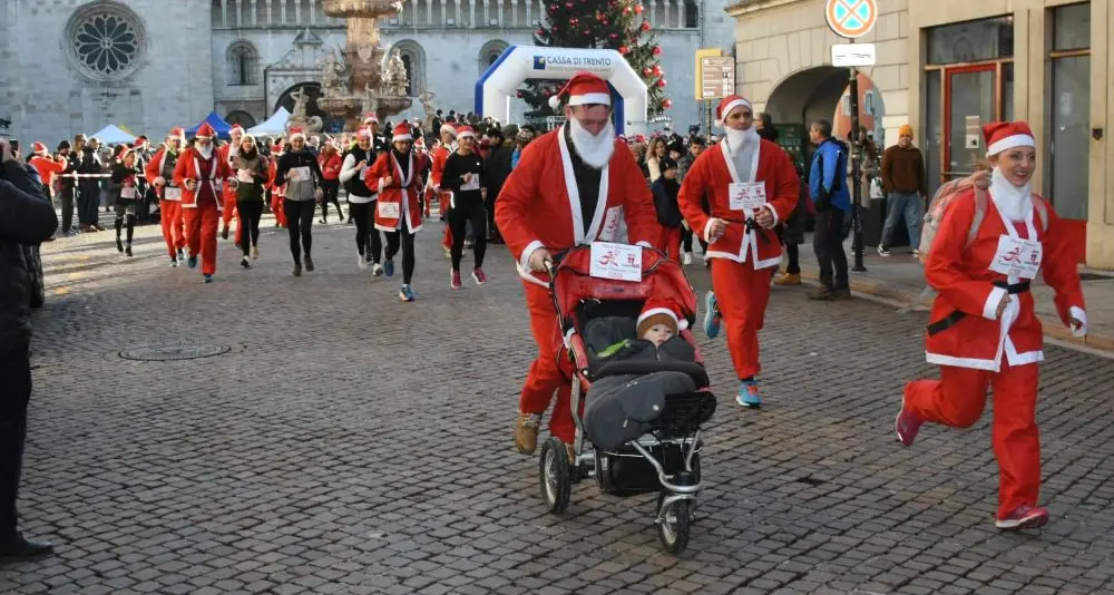 A Trento sono tornati i Babbi Natale: tutti di corsa per la solidarietà