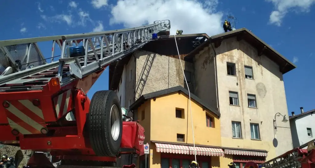 A fuoco il tetto di una casa a Levico