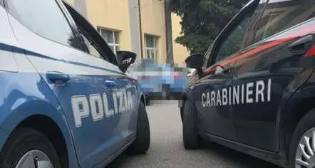 Tenta di bloccare un ladro nella sua auto, imprenditore accoltellato a Rovereto