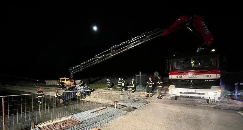 Dro, finiscono con la macchina nella pescicoltura