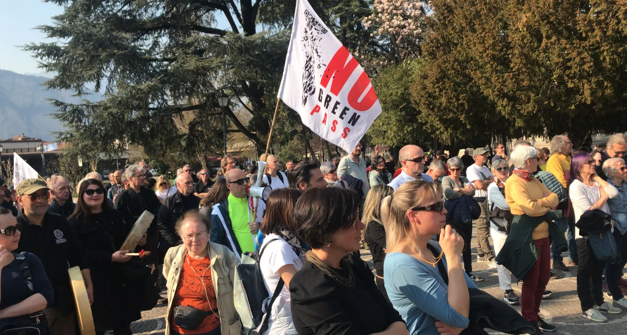 Trento, no Green Pass ancora in piazza Dante, ma per il monologo di Tosatto