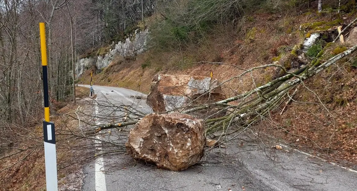 Frana sulla Sp212 della Roa a Castello Tesino: chiusa la strada