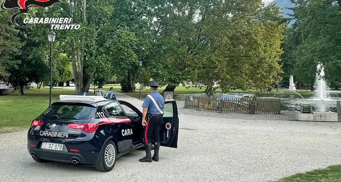 Spaccio nei giardini di piazza Dante a Trento: due giovani sorpresi dai carabinieri