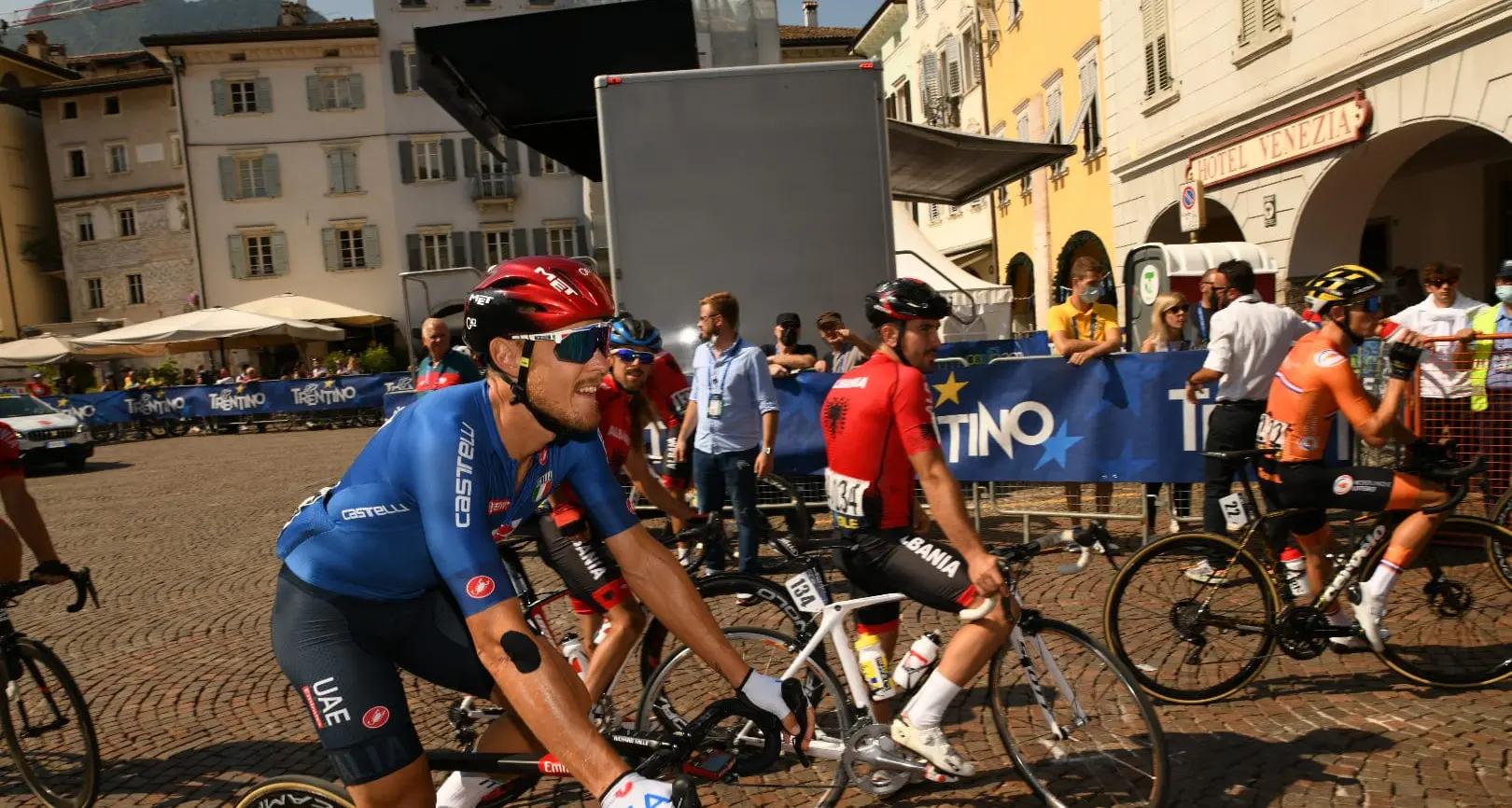 Europei di ciclismo a Trento, partita la gara clou: Moscon e Trentin corrono in casa