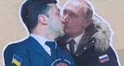 A Trento appare un bacio fra Zelensky e Putin. La firma è di Ozmo