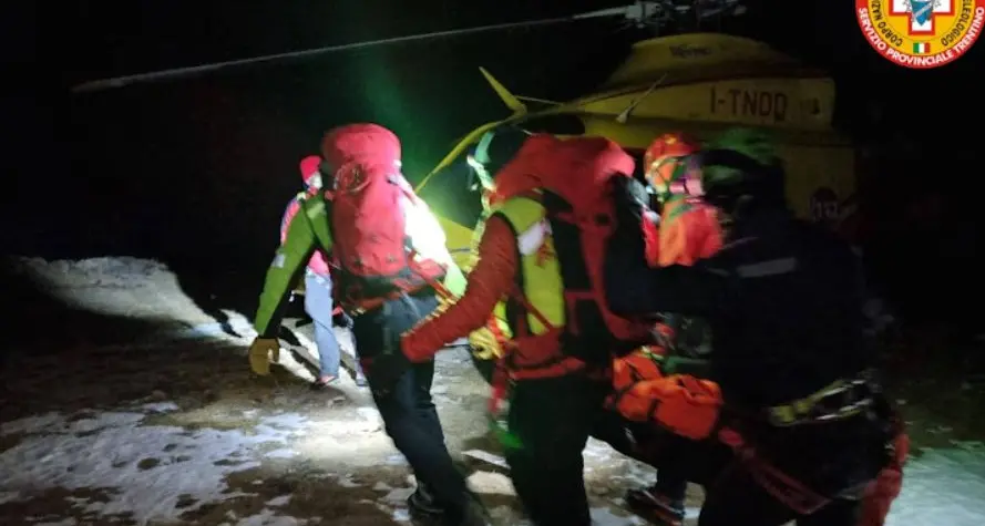 Scivolano per 25 metri sul ghiaccio, due escursionisti feriti sul Catinaccio