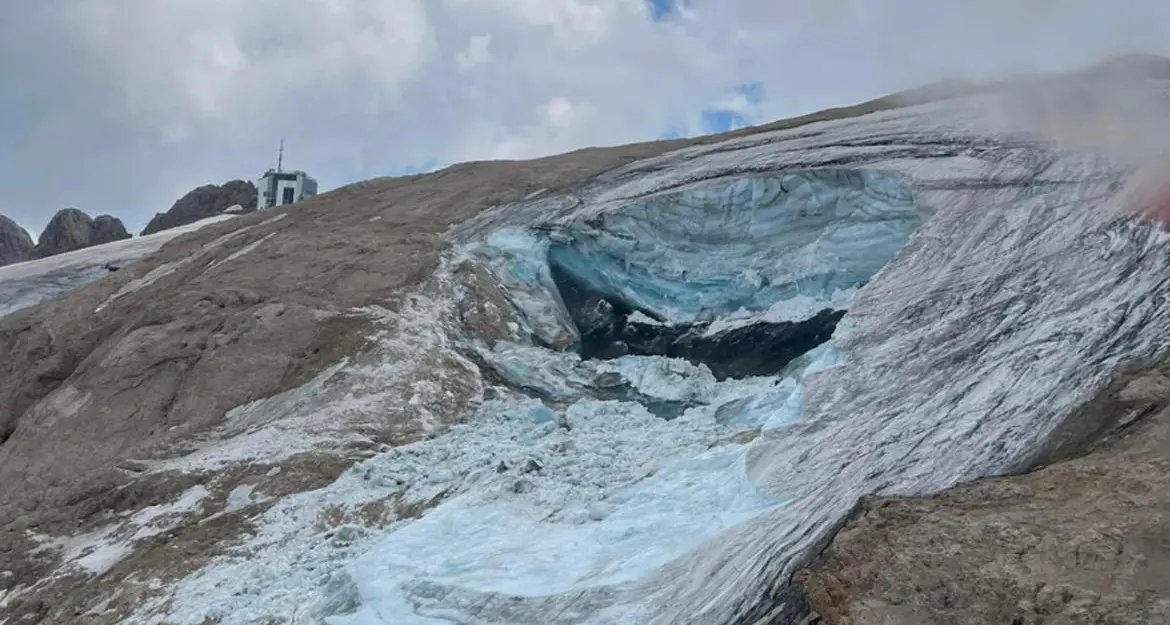 Valanga di ghiaccio sulla Marmolada, escursionisti travolti: si teme una tragedia