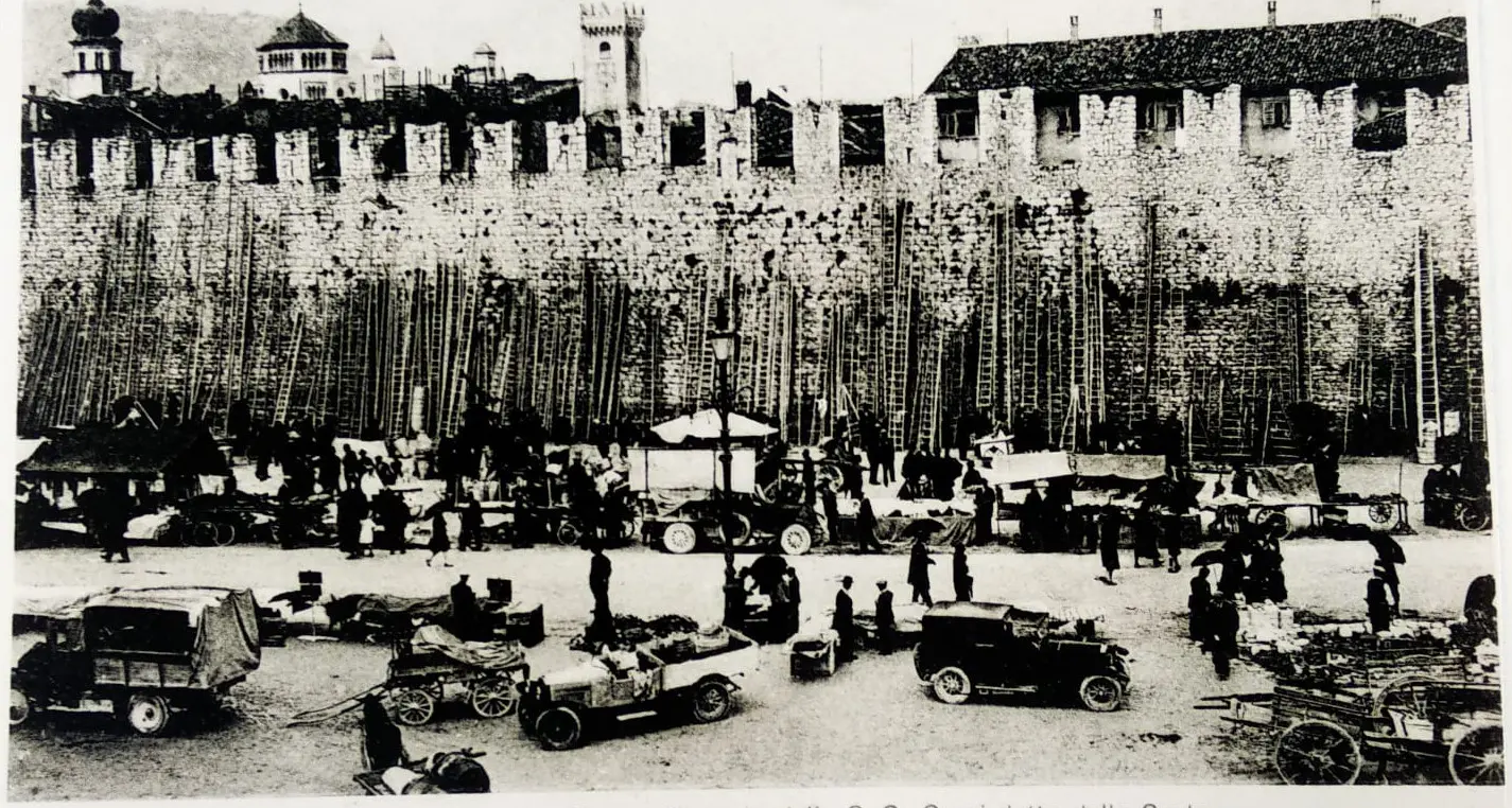 Torna a Trento la Fiera delle scale: piazza Duomo giardino fiorito