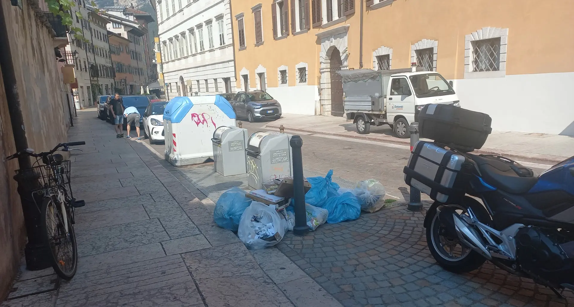 Rifiuti abbandonati a Trento, i cittadini segnalano e fioccano le sanzioni