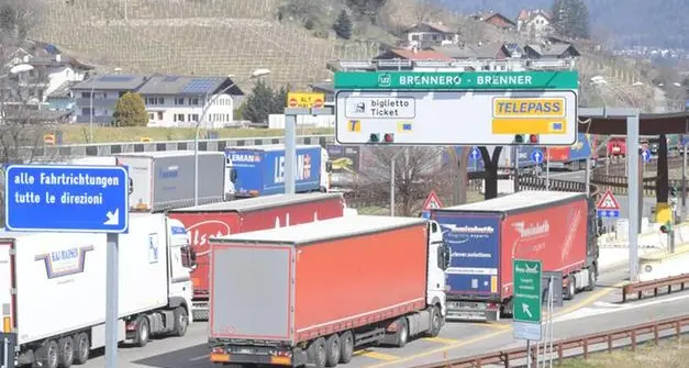 Divieti ai tir, è ancora scontro e il Tirolo prepara una mozione unanime: “Lo stop è una misura di emergenza”