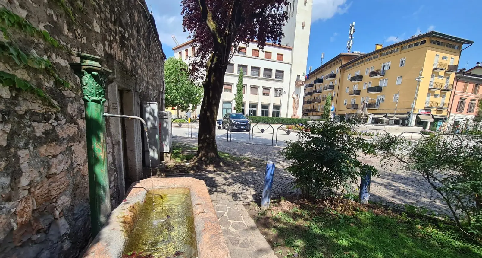 Trento, le fontane restano aperte con flusso ridotto. Il sindaco: «Ma non sprechiamo l'acqua»