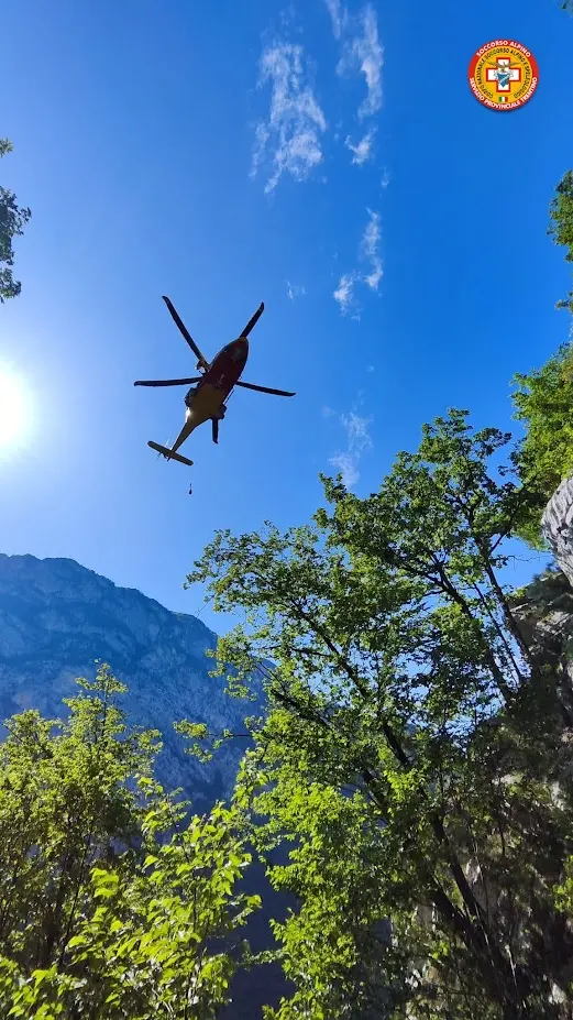 Climber colpita da un sasso perde l’appiglio e cade in val Lomasona, trasportata in elicottero al Santa Chiara
