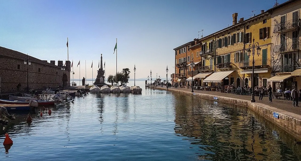 Lago di Garda, scoppia il caso delle antiche mura espropriate