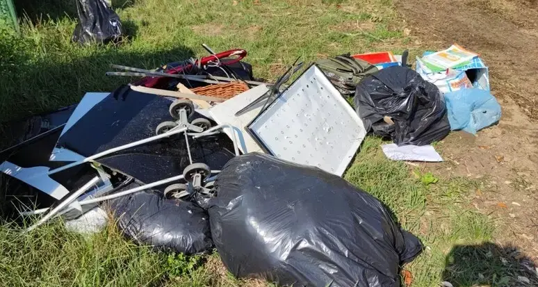 Rifiuti abbandonati a Trento, raffica di multe della Polizia locale. C’è anche chi butta sacchi pieni nel Fersina