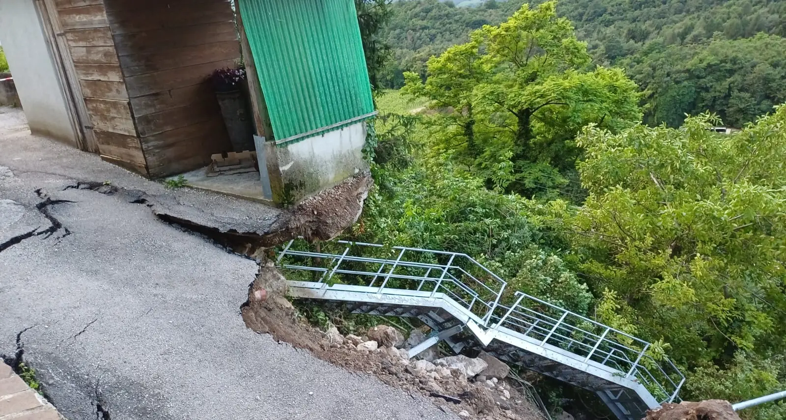 Frana a San Rocco, le sei famiglie evacuate restano fuori casa. Riaperta la Fricca