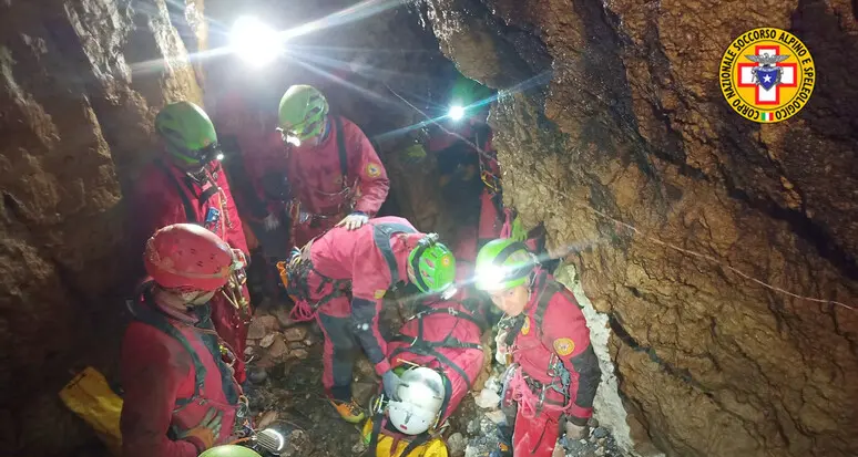 Salvo lo speleologo intrappolato a mille metri di profondità: “Ho temuto di non farcela”