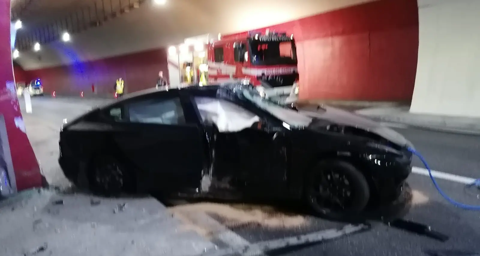 Incidente nella galleria di Riva, distrutta una bellissima Tesla coupè