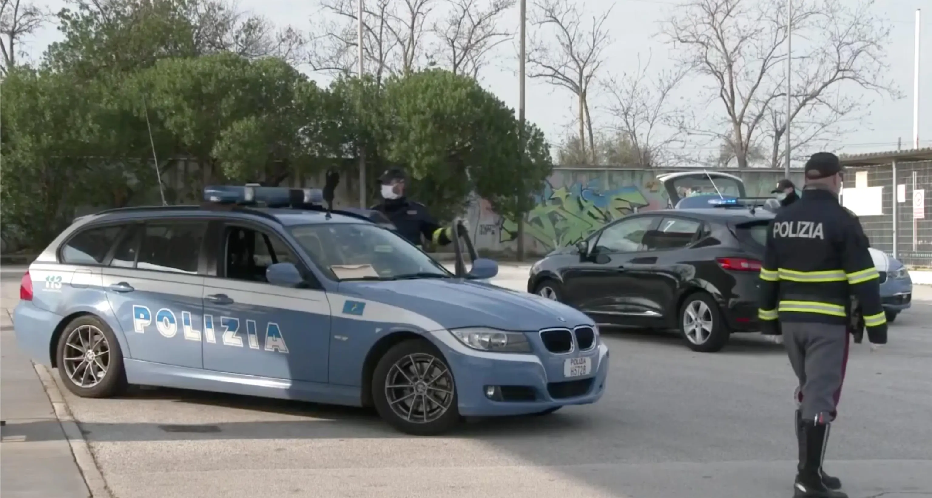Si schianta contro albero a Cles per scappare dalla polizia