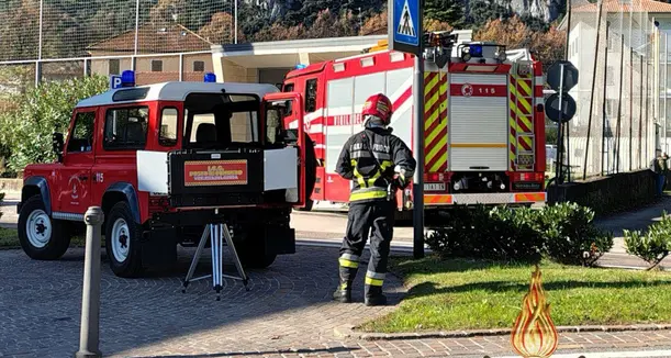 Il quadro elettrico va a fuoco, allarme incendio a Riva