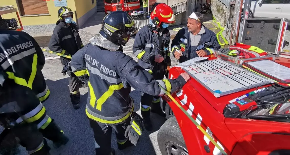 A Tenno brucia il tetto di una casa, al lavoro squadre di vigili del fuoco