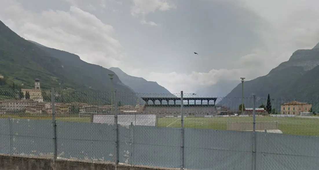 Sbaglia il gol all’ultimo minuto e gli avversari lo consolano: il grazie del papà