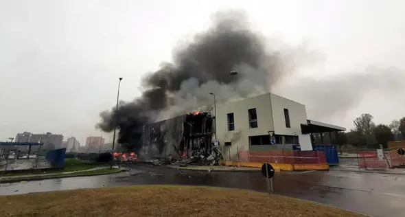 Piccolo aereo precipita sopra una palazzina nel milanese, morte le 8 persone a bordo