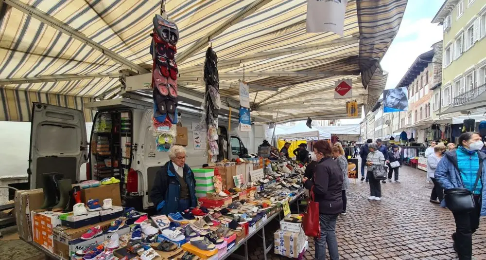 A Trento Fiera di Santa Croce sotto tono: e le scale sono scomparse