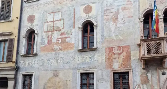 Danneggiata con una scritta la facciata di palazzo Geremia