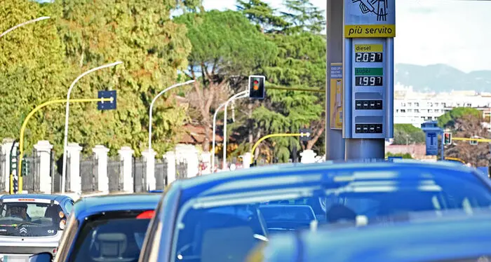 Caro benzina, il governo vara il decreto: obbligo per i gestori di esporre il prezzo medio