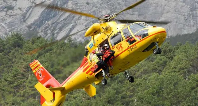 Si lancia con la tuta alare dal Brento e va a sbattere sulla roccia