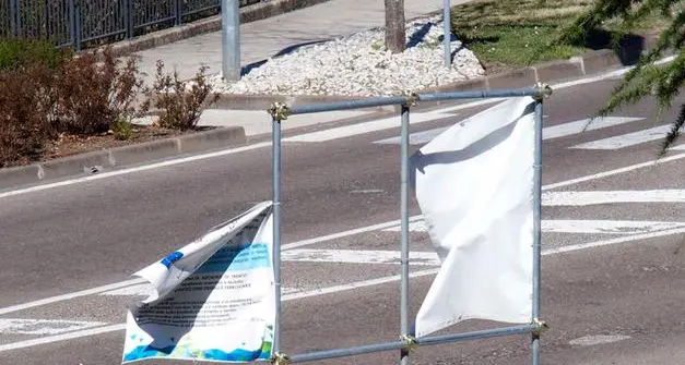 Il vento spazza il Trentino, semiscoperchiata la piscina di Levico. Superlavoro dei vigili del fuoco